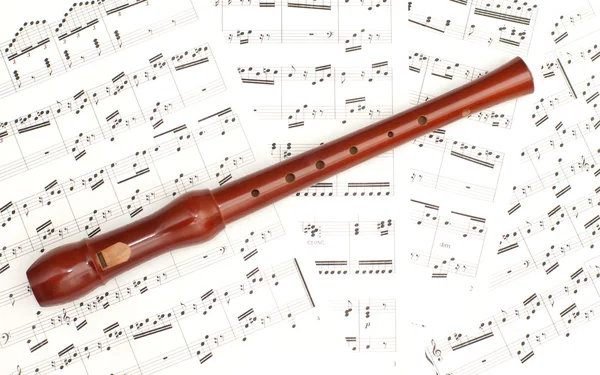 Klassieke bladmuziek en fluit — Stockfoto