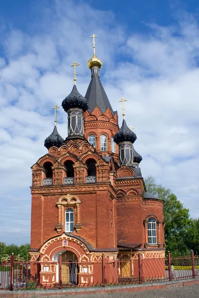 Rote Kirche mit schwarzen Kuppeln — Stockfoto
