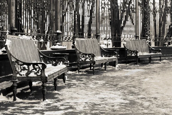 在公园内的三个长椅 — 图库照片