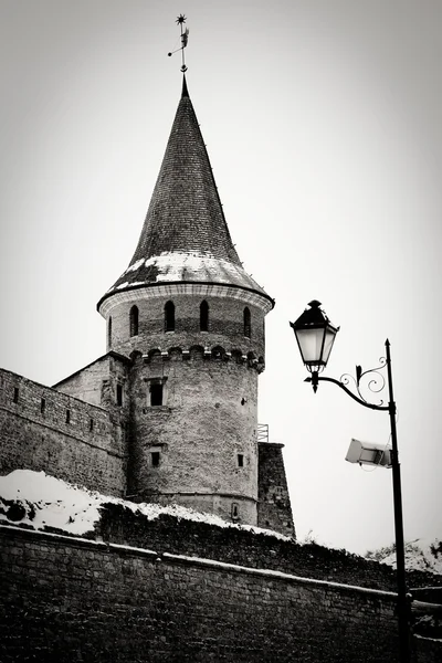 Вежа і ліхтар чорно-білий — стокове фото