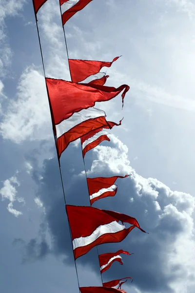 Червоно білими прапорами трикутний — стокове фото