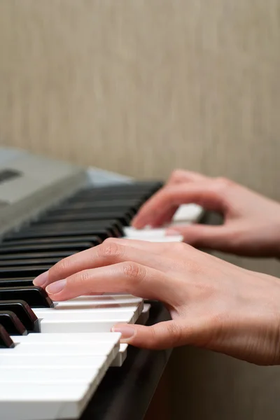 Tocando el piano —  Fotos de Stock