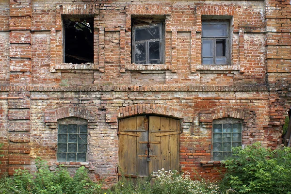 Фасад разрушенного здания — стоковое фото