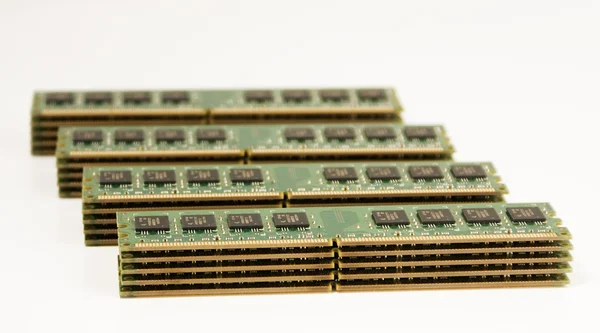 4 colonnes de modules de mémoire d'ordinateur — Photo