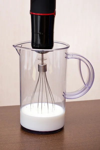 Виготовлення молочного коктейлю — стокове фото