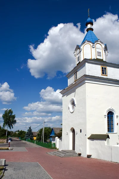 Церковь в маленьком городке — стоковое фото