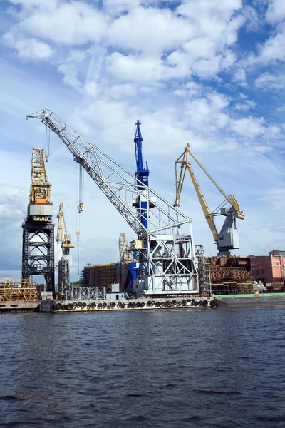 Cranes in shipyard — Stock Photo, Image