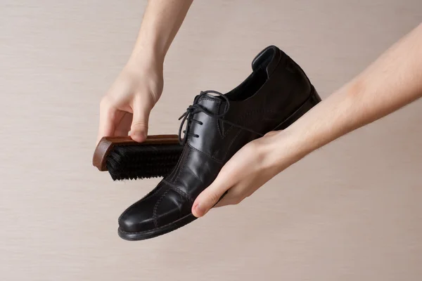 Polerowanie obuwia — Zdjęcie stockowe