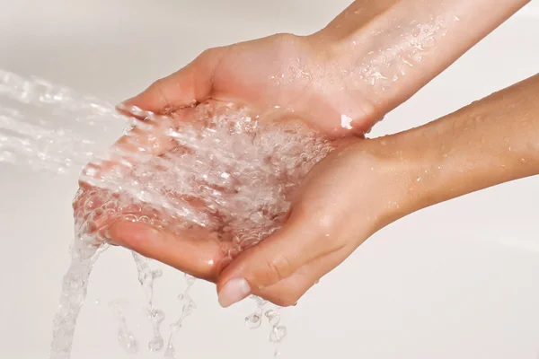 Mani sotto un torrente di doccia — Foto Stock