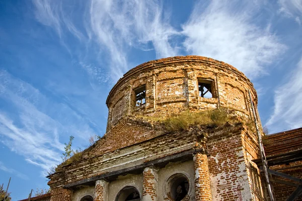 Ruinerna av gamla kyrka — Stockfoto