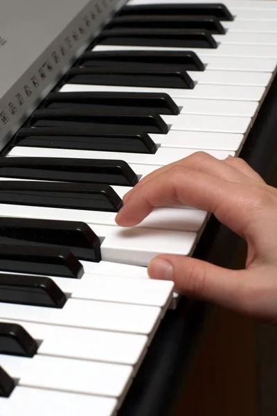 Hand på ett piano — Stockfoto