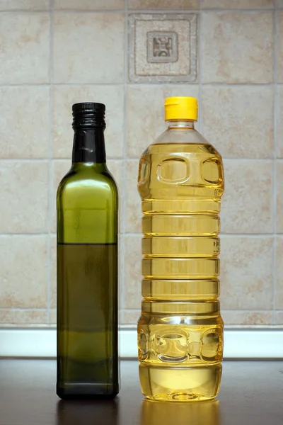 Duas garrafas de óleo — Fotografia de Stock