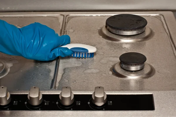 Limpeza de um fogão a gás — Fotografia de Stock