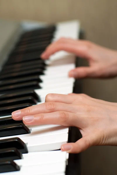 Mani al pianoforte — Foto Stock