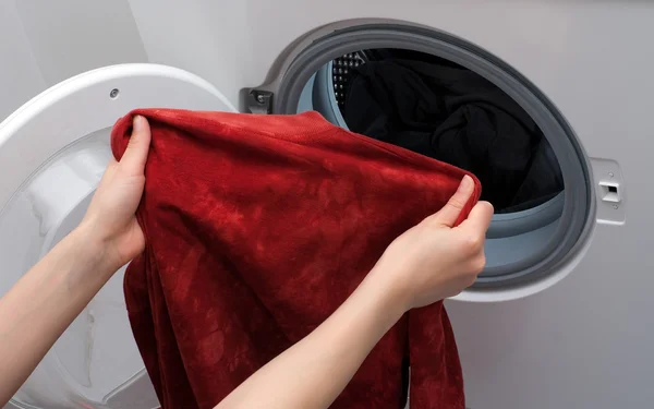Çamaşır Makinesi Yükleniyor — Stok fotoğraf