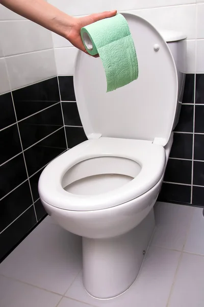 Mano con papel higiénico — Foto de Stock