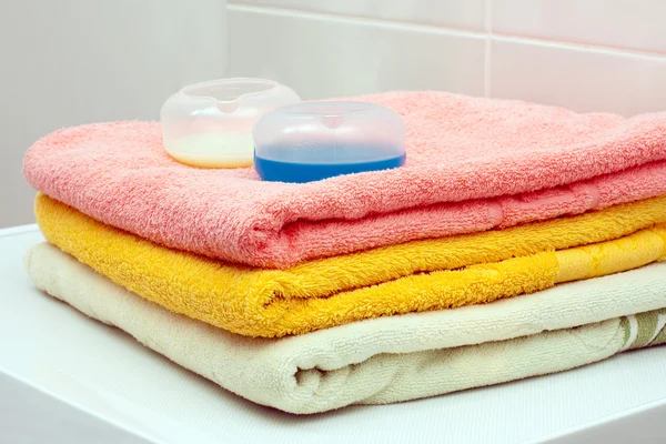 Towels and washing gel — Stock Photo, Image