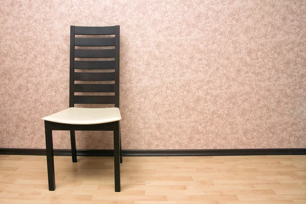 Židle u zdi — Stock fotografie