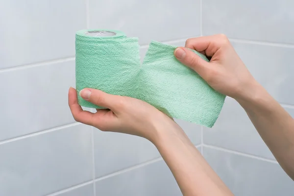 Déchirure du papier toilette — Photo