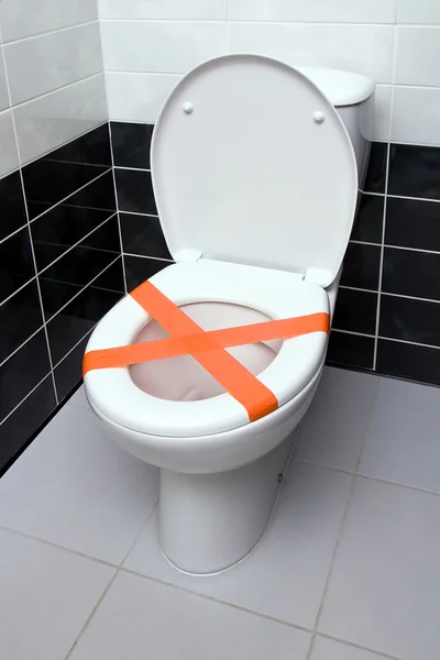 Не кидати сміття в туалет — стокове фото