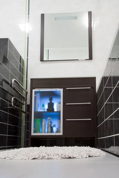 Toilettenartikel im Badezimmerschrank — Stockfoto