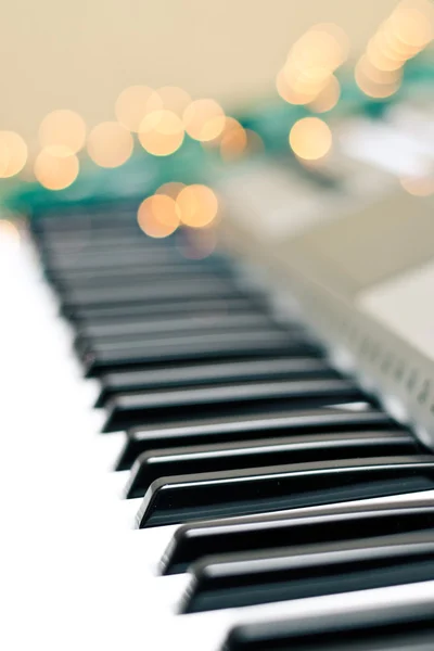Syntezator klawiatury bokeh świateł — Zdjęcie stockowe