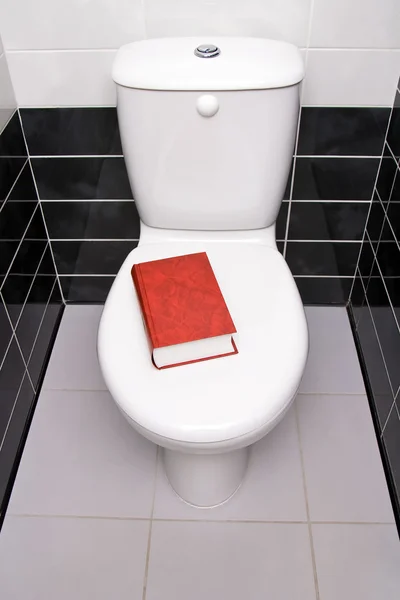 화장실에서 책 — 스톡 사진
