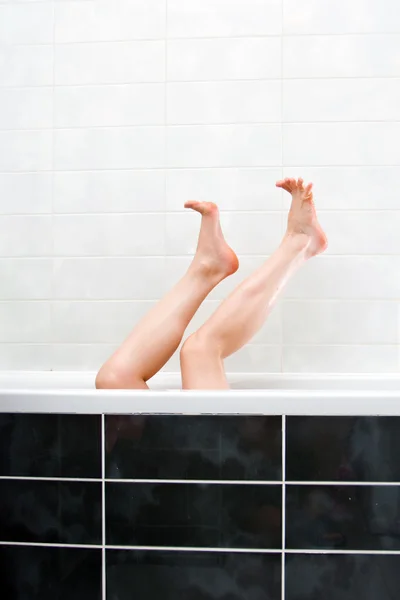 Las piernas en el baño — Foto de Stock