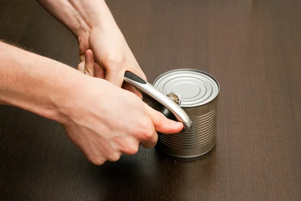 Using can-opener — Stock Photo, Image