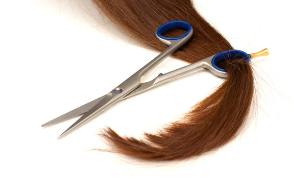Vlasy uzamknout v kruhu nůžky — Stock fotografie