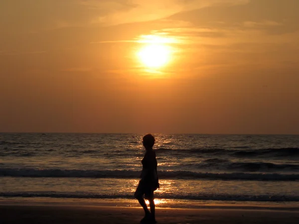 Woman silhouette at sunset beach — Stock Photo, Image