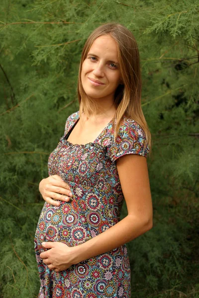 Беременная женщина на улице — стоковое фото