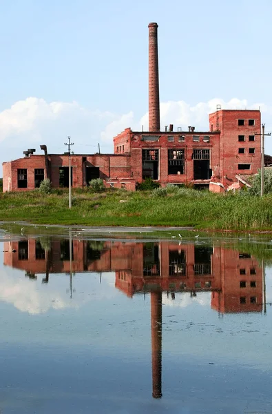 Gebroken fabriek reflectie — Stockfoto