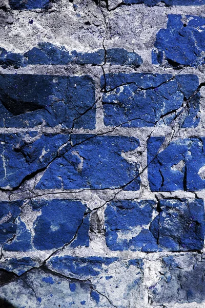 Опасная синяя кирпичная стена — стоковое фото