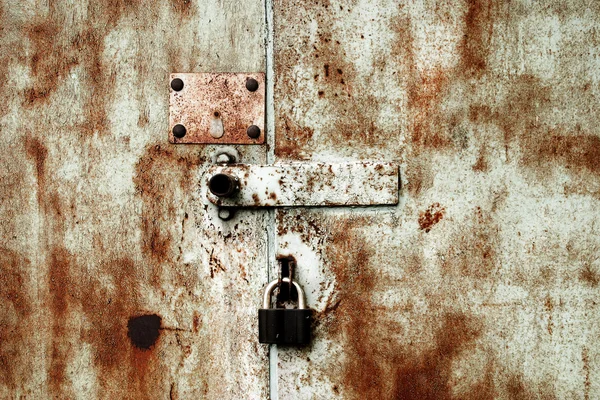 Vecchia serratura arrugginita sulla porta — Foto Stock