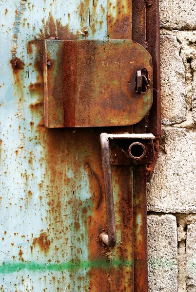 Vecchia serratura garage arrugginito — Foto Stock