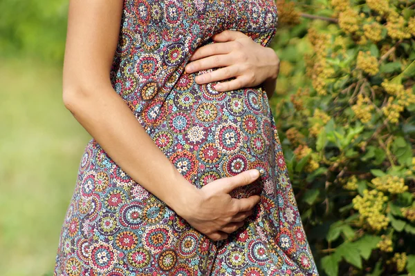 Gravid kvinna i parken — Stockfoto