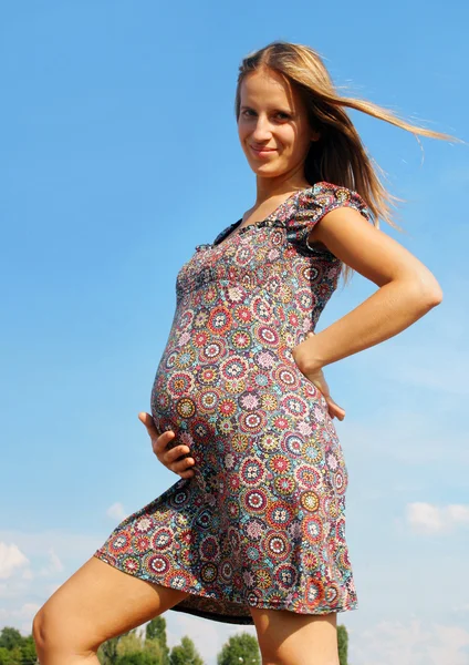 Zwangere vrouw in het park — Stockfoto