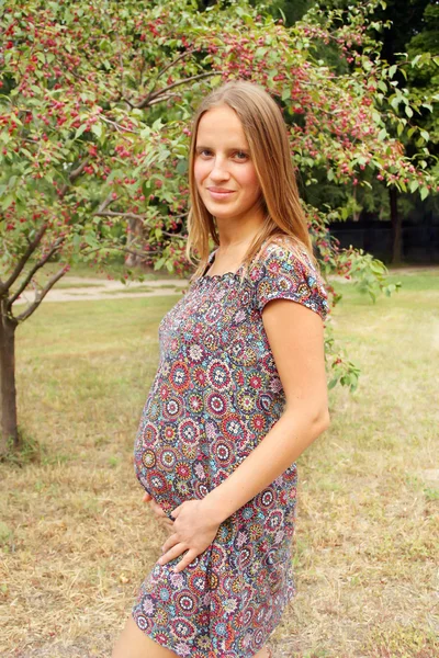 Pregnant woman in the park — Stock Photo, Image