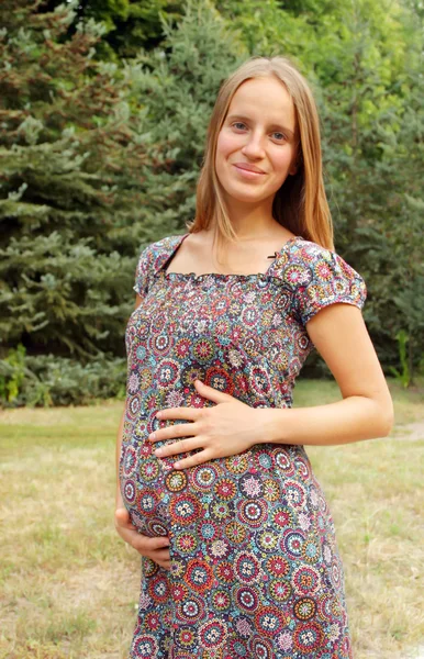 Těhotná žena v parku — Stock fotografie