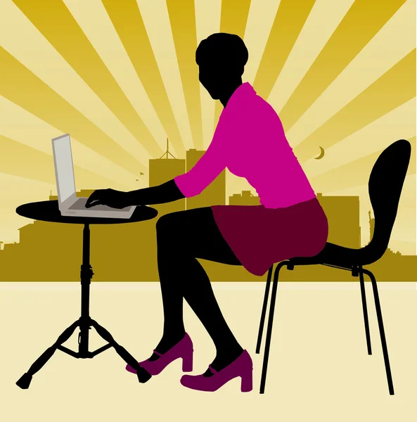 Жінка сидить, працює з ноутбуком — стокове фото