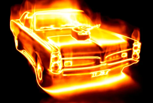 Auto omgeven door vlammen op een zwarte rug — Stockfoto