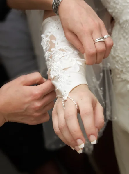 Невесте помогают надеть перчатку — стоковое фото
