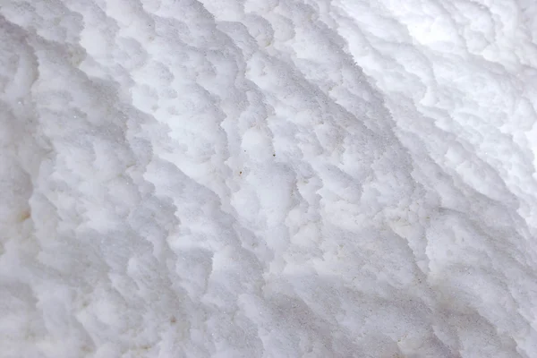 La crosta di ghiaccio sciolta dalla neve — Foto Stock