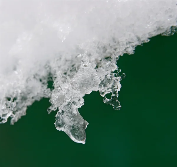 Eiszapfen auf grünem Hintergrund — Stockfoto