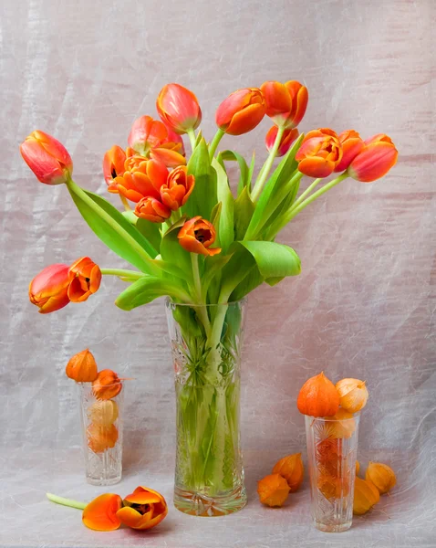 对白色织物花瓶里的郁金香 — 图库照片