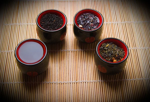 Porselein cups voor thee op bamboe rietjes — Stockfoto