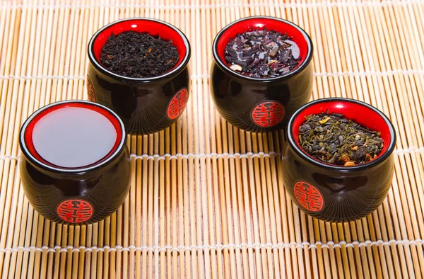 Porselein cups voor thee op bamboe rietjes — Stockfoto