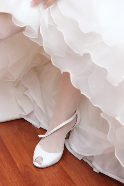 Piede della sposa in scarpe bianche . — Foto Stock