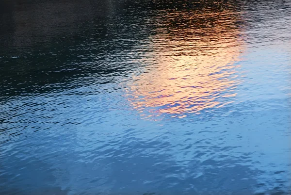 Água em ondulações finas com reflexão — Fotografia de Stock